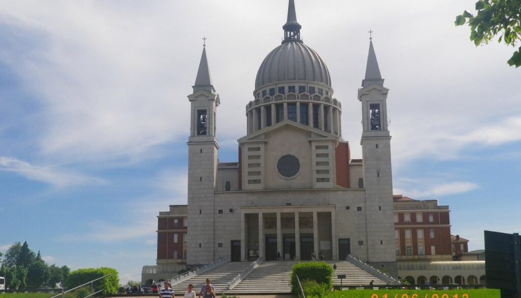 COLLE DON BOSCO, DONDE NACIÓ DON BOSCO. LLAMADO MONTE DE LAS BIENAVENTURANZAS JUVENILES. 