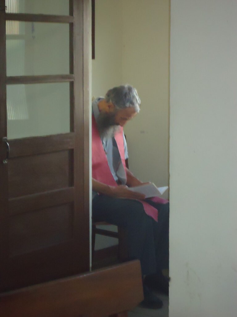 Un desafío de la Iglesia es precisamente no mostrarse como una privilegiada en un mundo con desigualdades meridianas. Una Iglesia austera, en coherencia con la predica bíblica enviaría un mensaje en la dirección correcta. Tal vez por esto, entre otras cosas, cristianos, musulmanes, ateos, etc., ven en el papa Francisco un nuevo aire, un influjo de respeto sobre lo que la Iglesia tiene el potencial de representar.