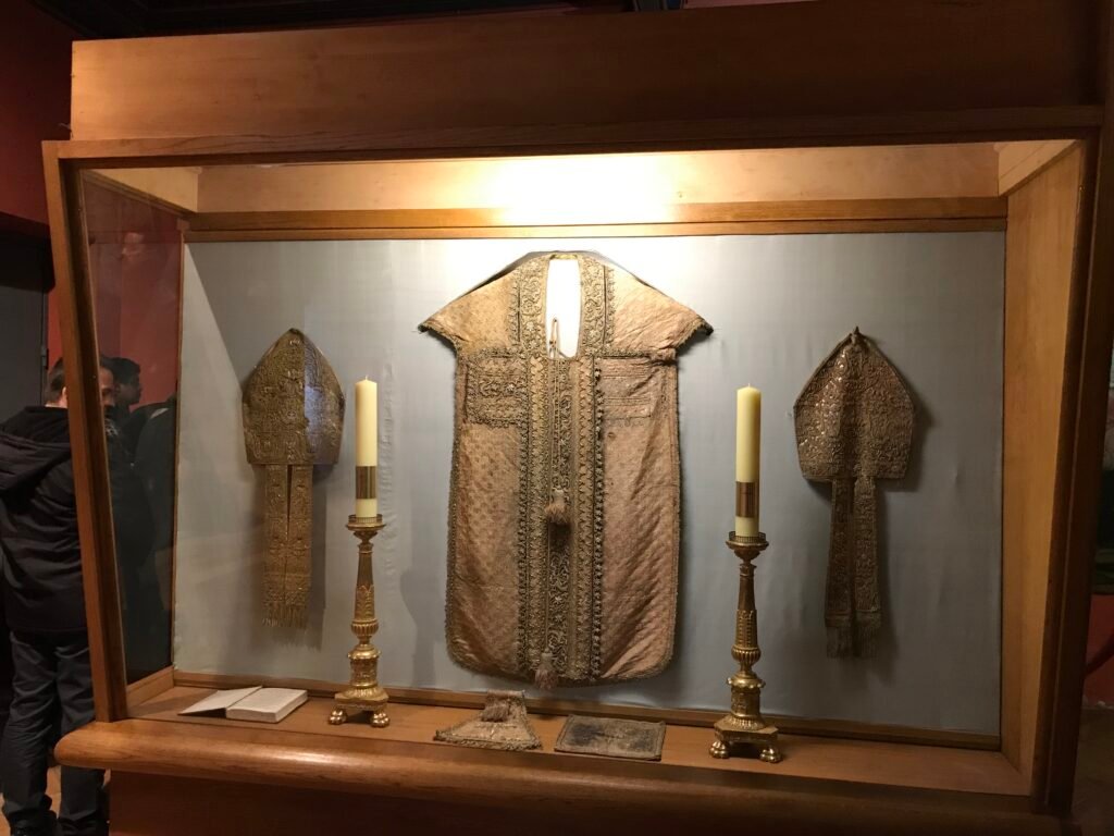 Ornamentos episcopales pertenecientes al obispo de Ginebra, Francisco de Sales. Castillo de Sales. FOTO: DVQ