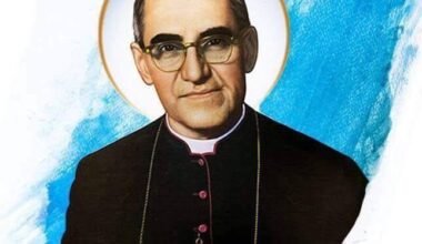 ROMERO era un hombre de Dios, un hombre de oración, de obediencia y amor por la gente. Rezaba mucho… Y fue duro consigo mismo, ligado a una antigua espiritualidad hecha de sacrificios…Tuvo una vida espiritual» lineal», a pesar de su carácter no fácil, estricto consigo mismo, intransigente, atormentado. Pero en la oración encontraba el descanso, la paz y la fuerza. TEOEDUCANDO