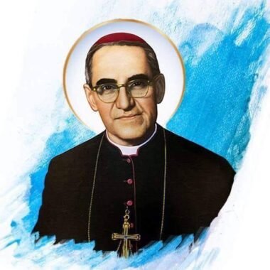ROMERO era un hombre de Dios, un hombre de oración, de obediencia y amor por la gente. Rezaba mucho… Y fue duro consigo mismo, ligado a una antigua espiritualidad hecha de sacrificios…Tuvo una vida espiritual» lineal», a pesar de su carácter no fácil, estricto consigo mismo, intransigente, atormentado. Pero en la oración encontraba el descanso, la paz y la fuerza. TEOEDUCANDO